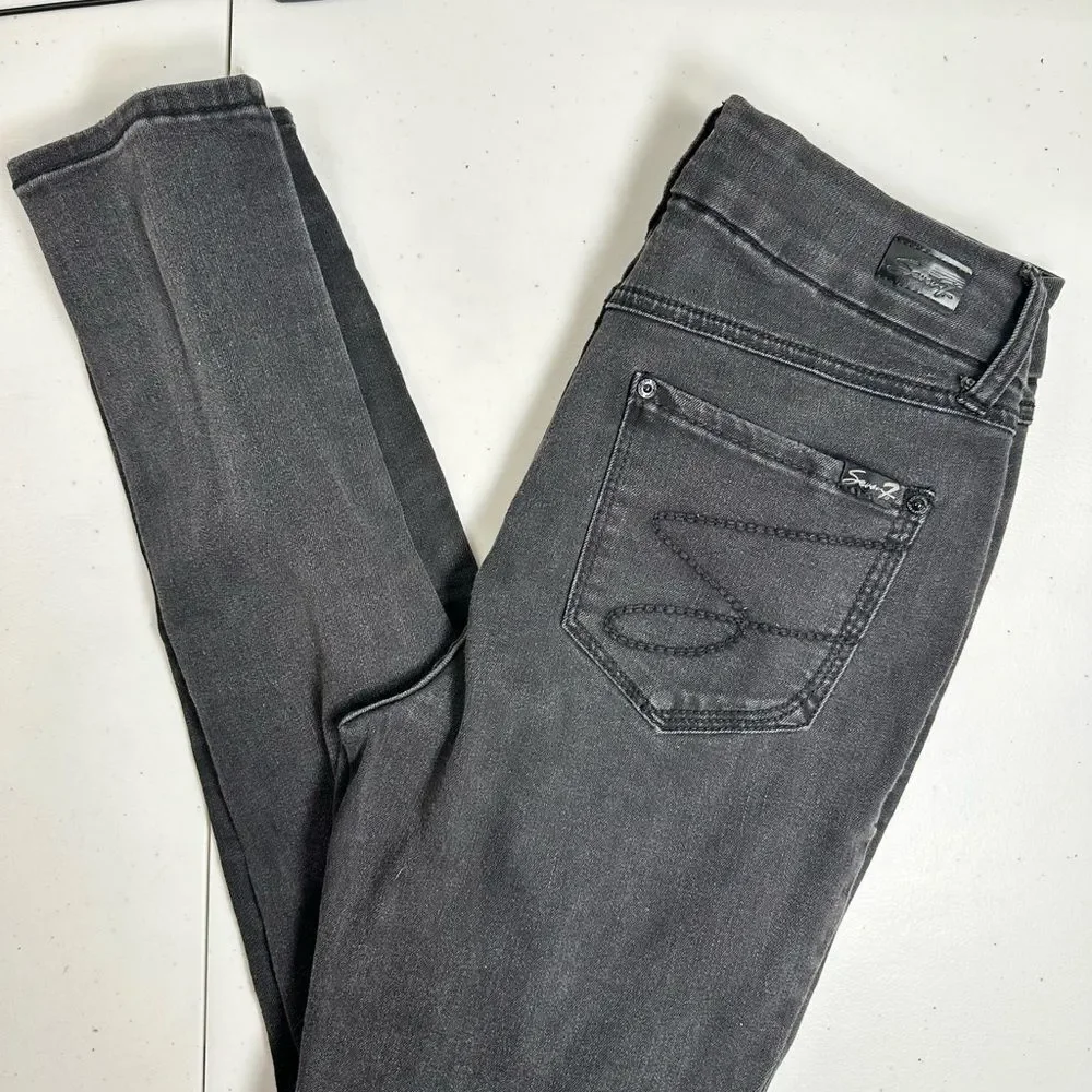 EUC Seven7 Women's Distressed Black Tummyless High Rise Skinny Jeans - Size 6 - Picture 4 of 10
